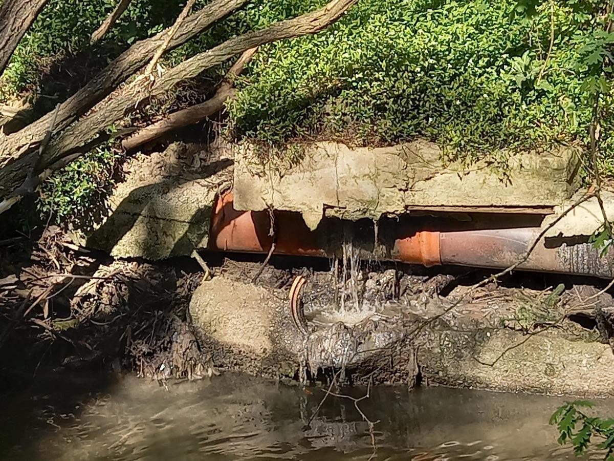 El chorro cayendo directamente al río Gafos.