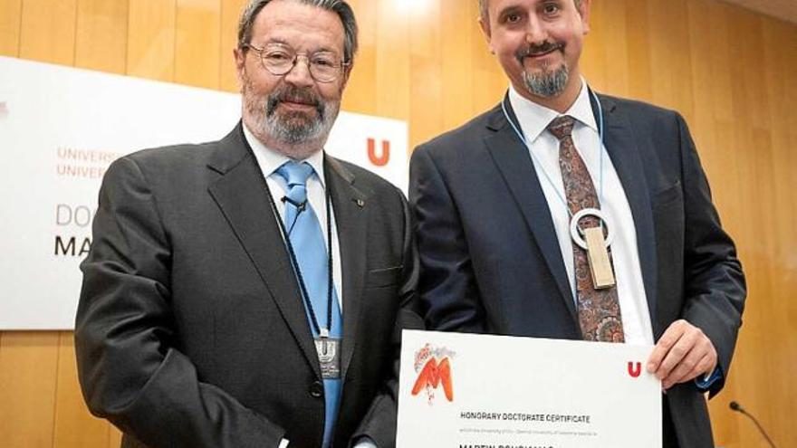 El pare del Moodle és investit doctor honoris causa