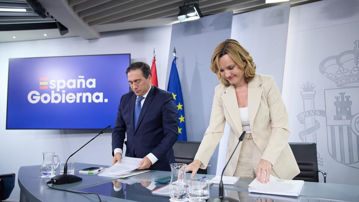 La ministra portavoz, Pilar Alegría, y el ministro de Exteriores, José Manuel Albares, en rueda de prensa tras el Consejo de Ministros de este martes.