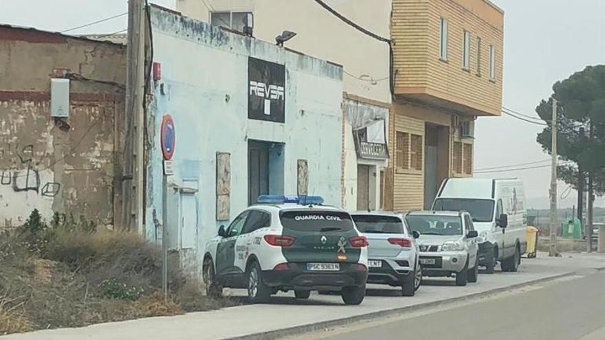 Vehículo de la Guardia Civil frente a la antigua discoteca Rever