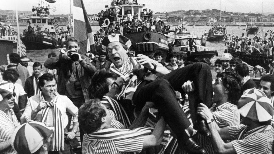 Los jugadores del Athletic mantean a Clemente tras llegar al Botxo en la tradicional Gabarra después de conquistar la Liga y la Copa en 1984.