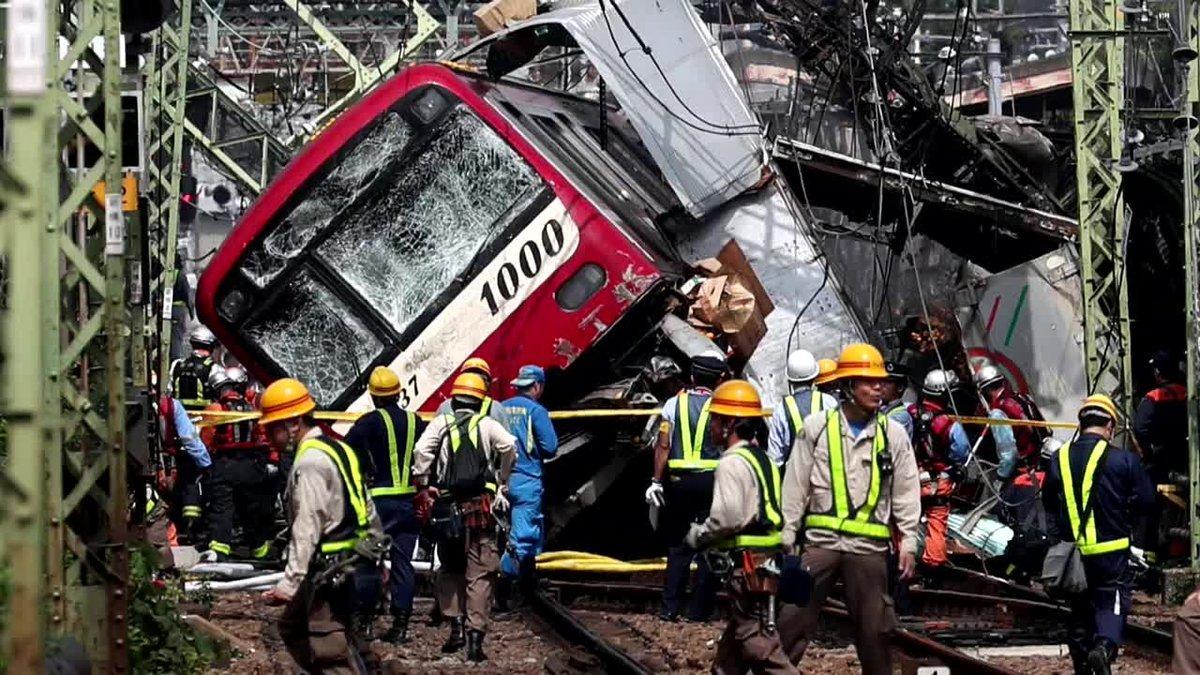 Mas de 30 heridos en Yokohama, Japón al chocar un tren con un camión.