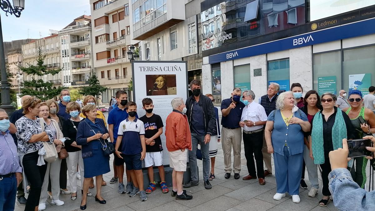 Foto de familia en la inauguración de la exposición, en la plaza de Galicia de Vilagarcía.