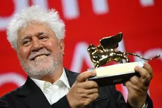 Almodóvar toca el cielo en la Mostra de Venecia