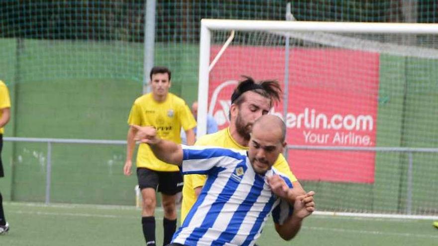 Disputa por un balón, ayer, en el campo de San Amaro. // G. Núñez