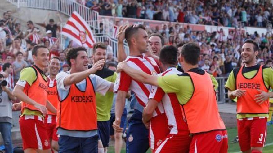 Els jugadors celebren amb Eloi Amagat el seu gol al Dépor en l&#039;última jornada de la 2013-14.