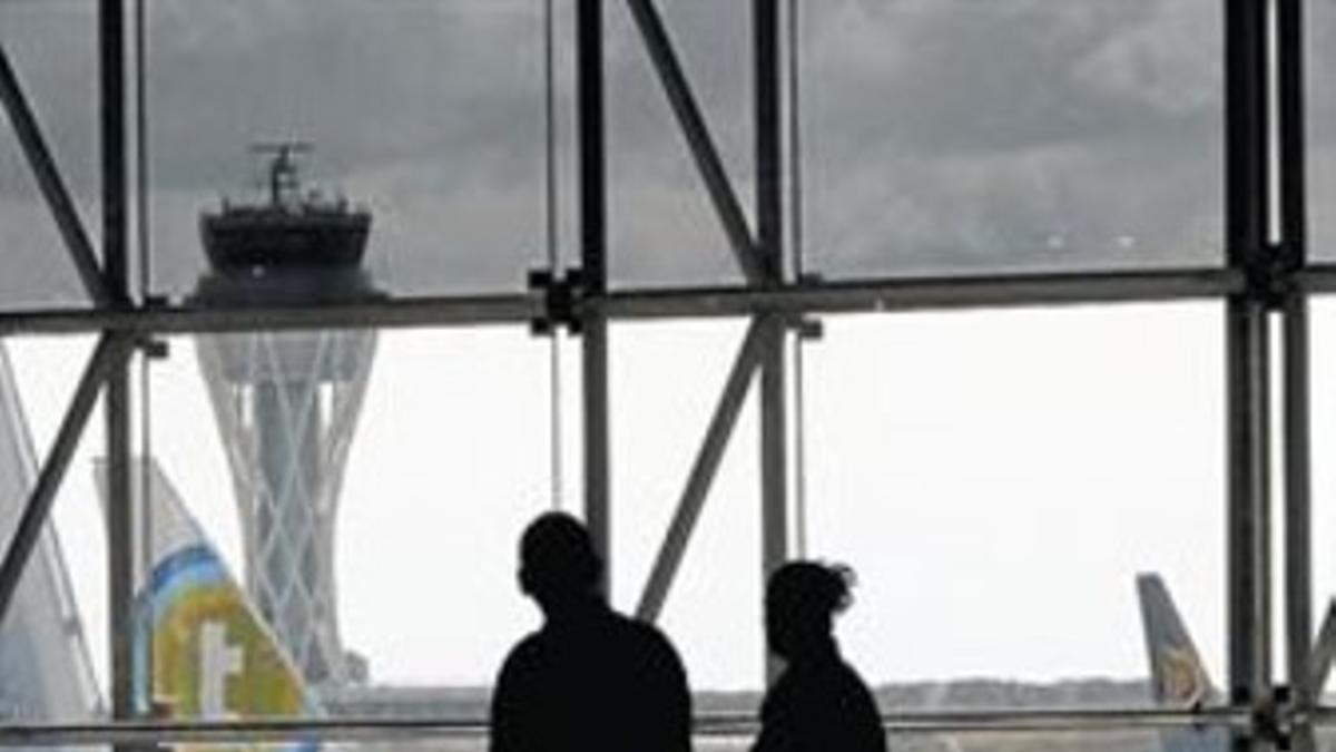 Pasajeros en el aeropuerto de Barcelona-El Prat.