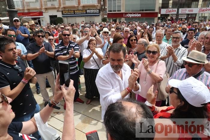 Cientos de personas protestan frente al Ayuntamiento de Cartagena por el pacto entre PP, PSOE y Cs