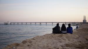 Así luce el Pont del Petroli de Badalona desde que el temporal Gloria lo partiese en dos en enero de 2020