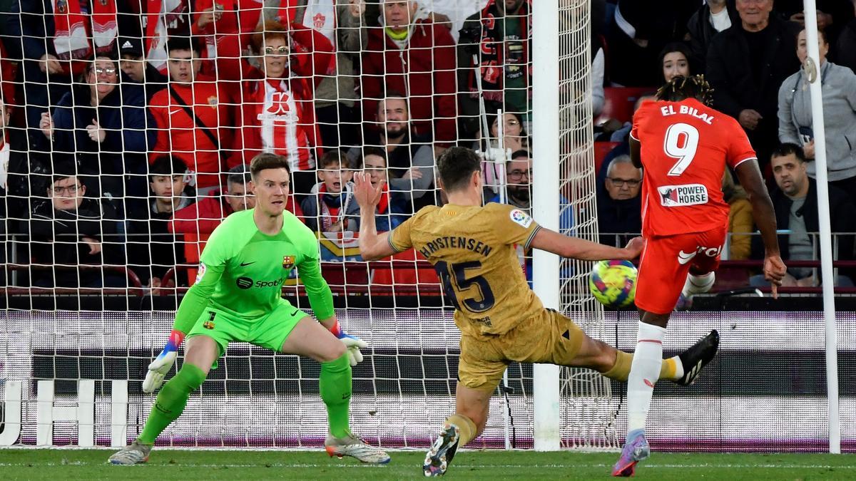  Touré se adelanta a Christensen para batir a Ter Stegen en el 1-0 del Almería al Barça.