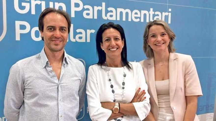 El diputado del PP Álvaro Gijón junto a su compañera Marga Prohens (dcha.) y la presidenta de los hoteleros, Inma Benito, en una foto de archivo.