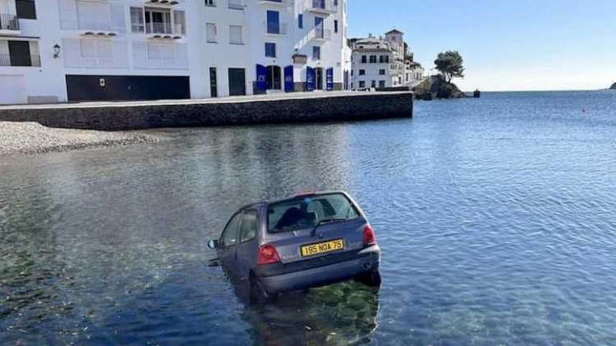 Un Renault Twingo ha aparegut mig enfonsat a la platja d'Es Poal de Cadaqués.