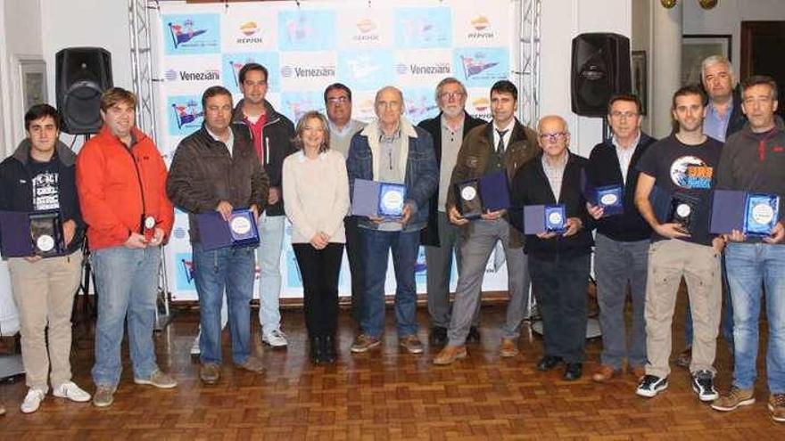 Los ganadores de las regatas Veneziani y Repsol, ayer en el Náutico de Vigo.