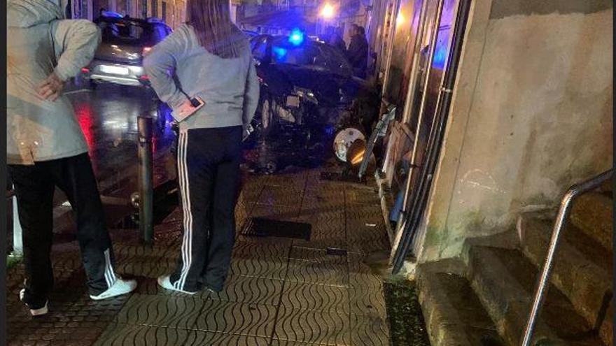 Estado en el que quedó el coche accidentado en Ramón Cabanillas, en Moaña./ Santos Álvarez