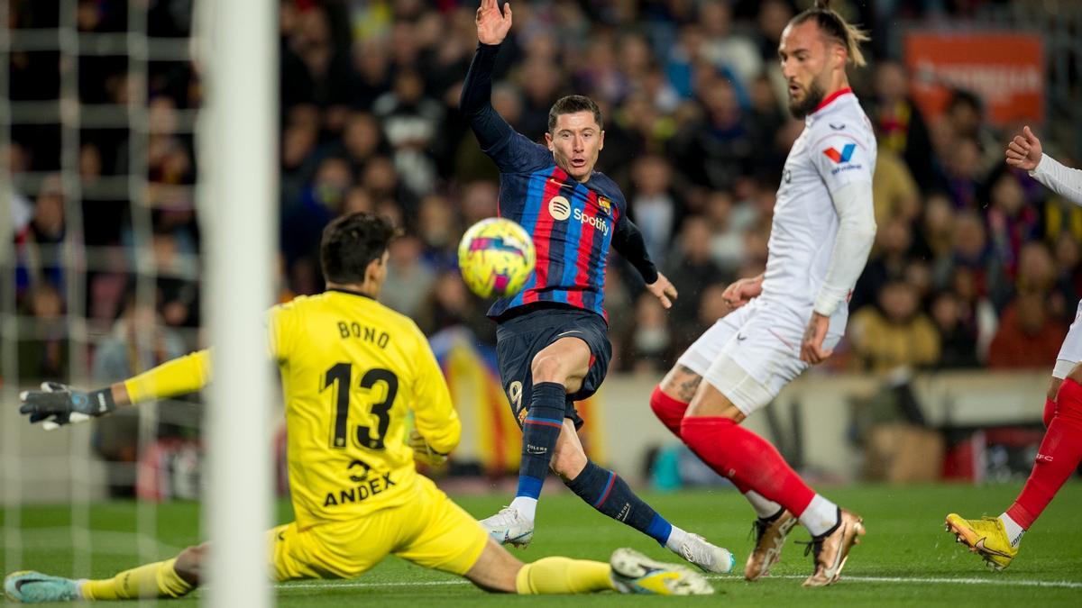 Lewandowski topa con la parada de Bono en el Barça-Sevilla del Camp Nou.