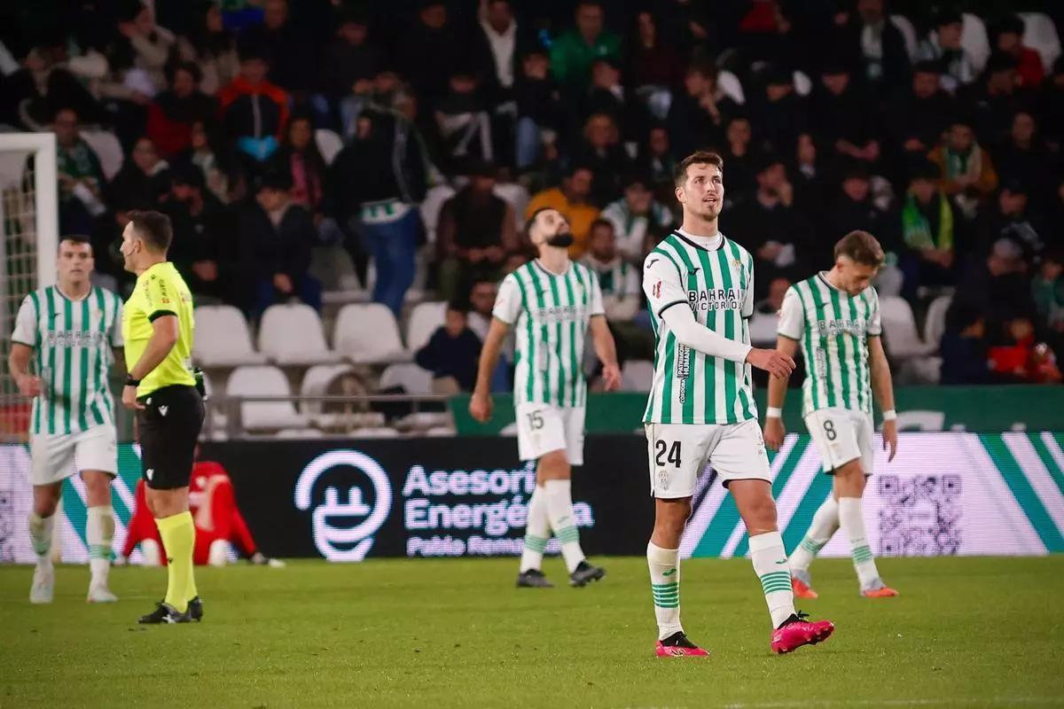 Arcediano Monescillo, a la izquierda de la imagen, durante el Córdoba CF-Cádiz de este curso.