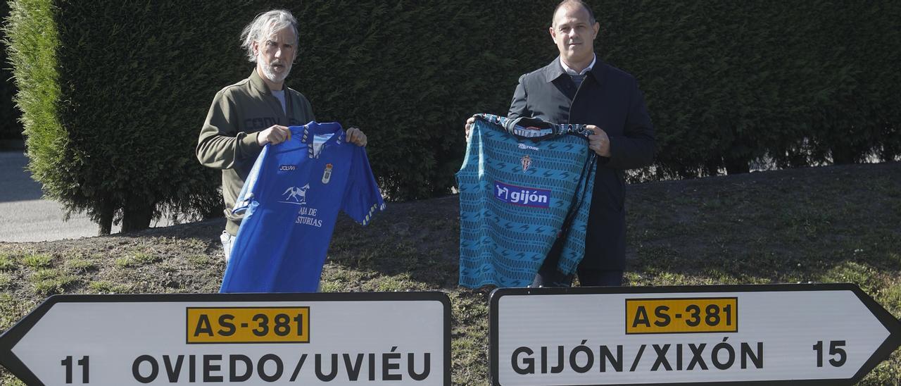 Oli y Juanjo, con las camisetas de su etapa en el Oviedo y el Sporting, en la Venta del Jamón.