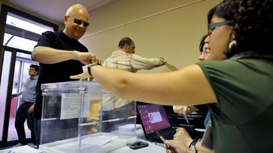 Un ciudadano vota en Sant Feliu de Llobregat (Barcelona).