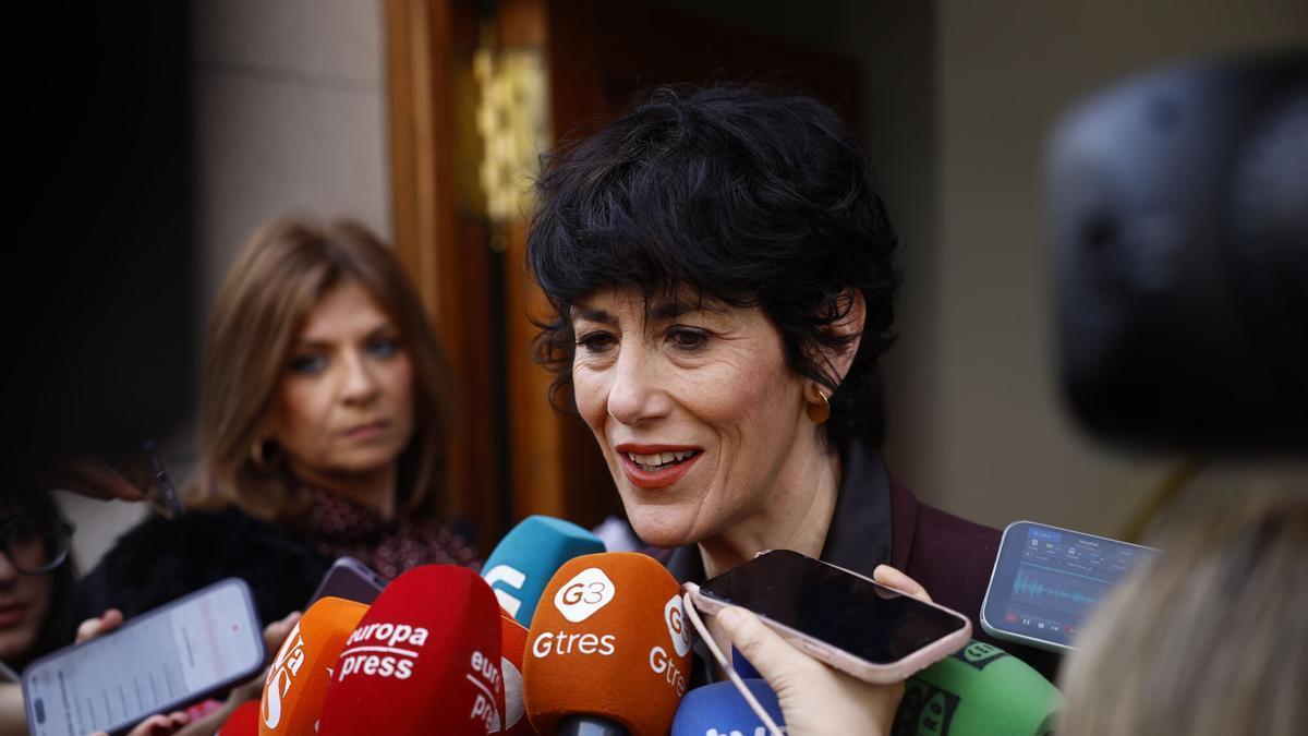 MADRID, 04/03/2026.- La ministra de Inclusión, Seguridad Social y Migraciones y portavoz del Gobierno, Elma Saiz en la capilla ardiente del periodista Fernando Ónega, fallecido este martes, estará abierta este miércoles en la Casa de Galicia de Madrid. EFE/Rodrigo Jiménez