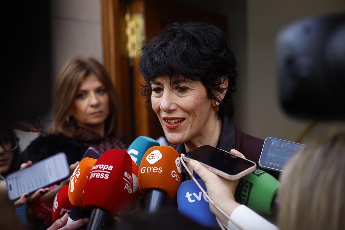 MADRID, 04/03/2026.- La ministra de Inclusión, Seguridad Social y Migraciones y portavoz del Gobierno, Elma Saiz en la capilla ardiente del periodista Fernando Ónega, fallecido este martes, estará abierta este miércoles en la Casa de Galicia de Madrid. EFE/Rodrigo Jiménez