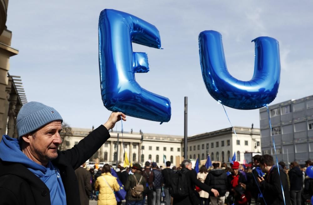 Manifestaciones a favor y en contra de la UE en Roma