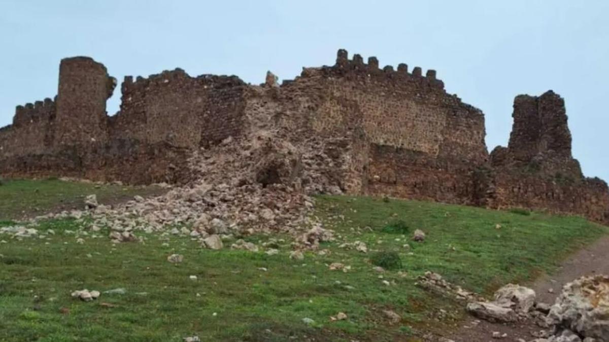 Vista del castillo de Almonacid, con la torre barbacana derruida, en una imagen facilitada por el Consistorio toledano.