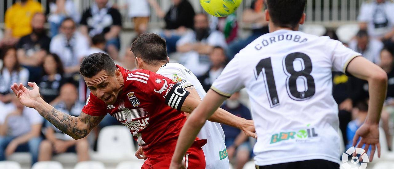 Rubén Castro pelea un balón aéreo