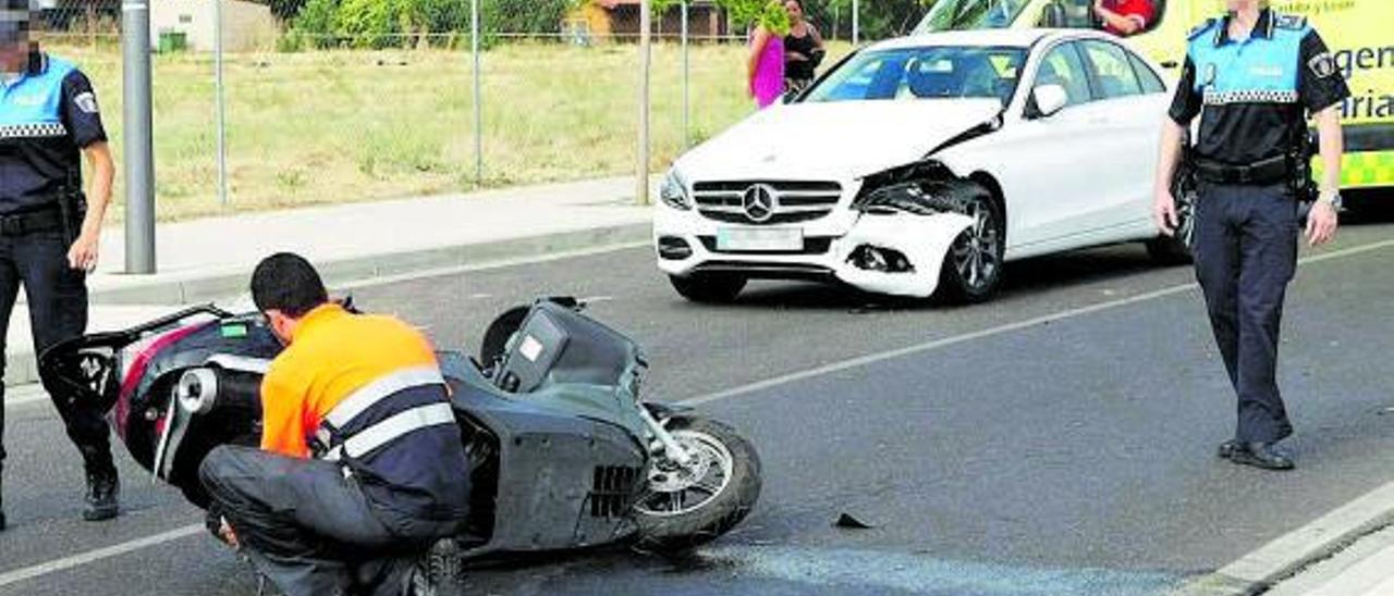 Servicios sanitarios, apoyados por la Policía Municipal, atienden a un motorista accidentado.