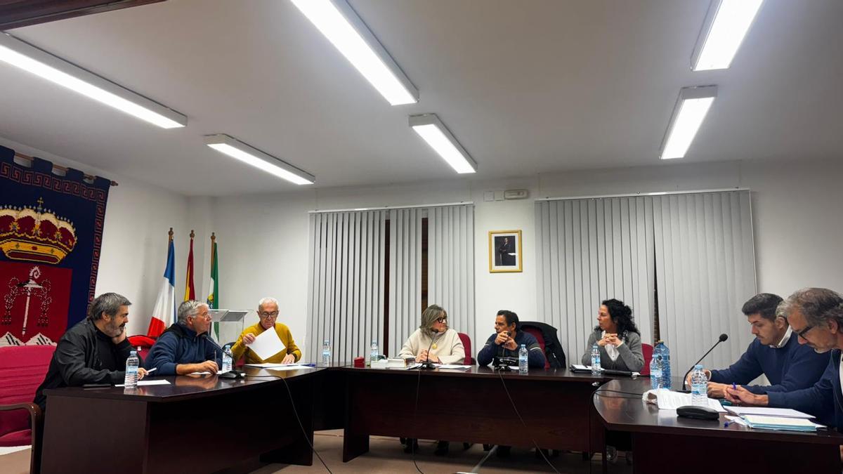 Un momento del pleno en Valdeobispo en el que se ha elegido al nuevo alcalde.