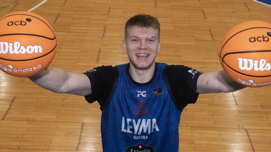 Karlis Silins sostiene dos balones en la Polideportiva de Riazor.