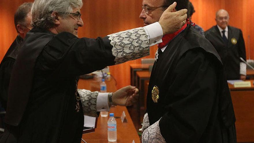 Javier San Martín entrega la Cruz de la Orden de San Raimundo a Juan Fernández Henares.