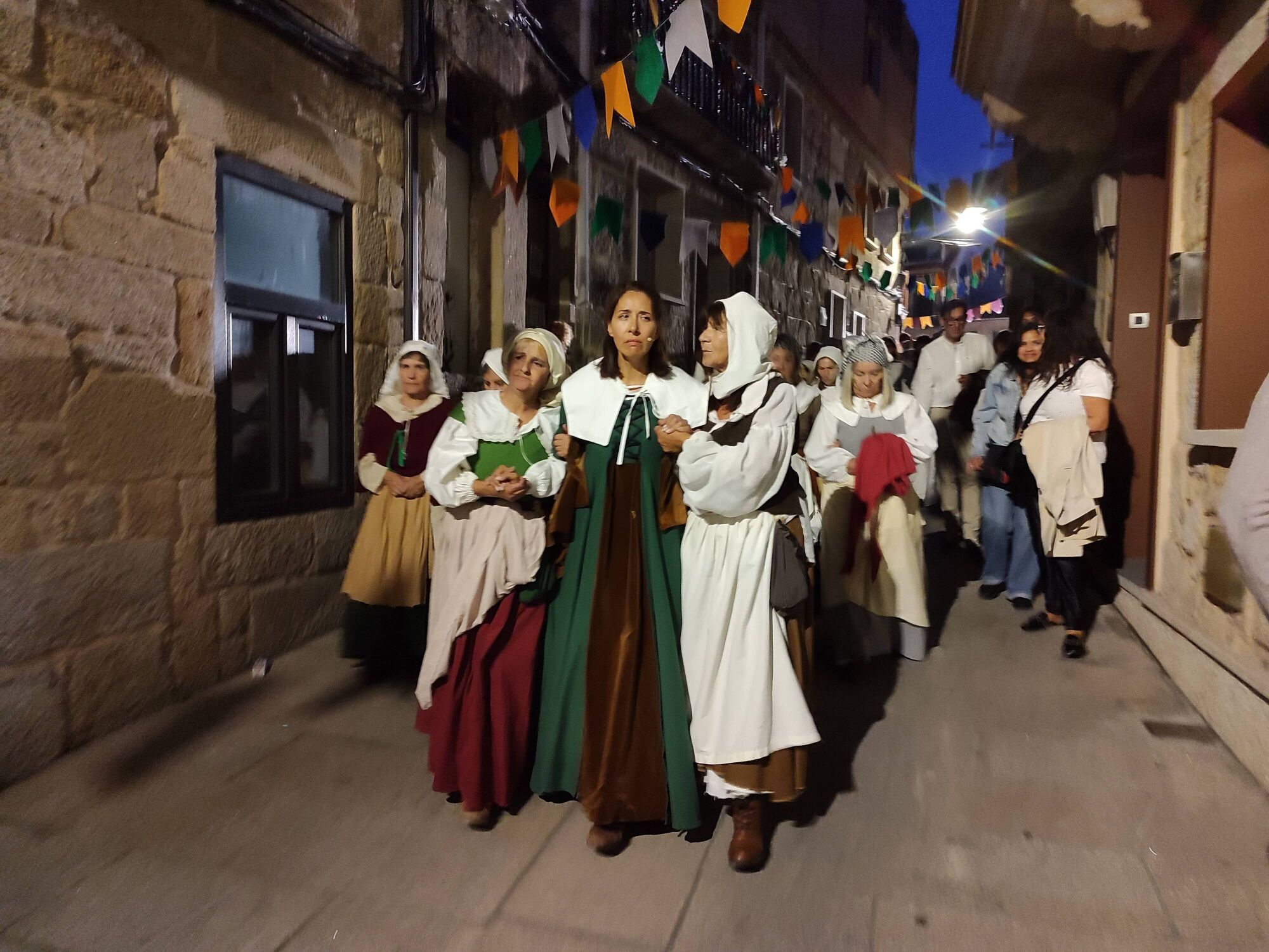 REPRESENTACION TEATRAL DE LA INVASION TURCA DEFENSA DA VILA POR LAS CALLES DE CANGAS
