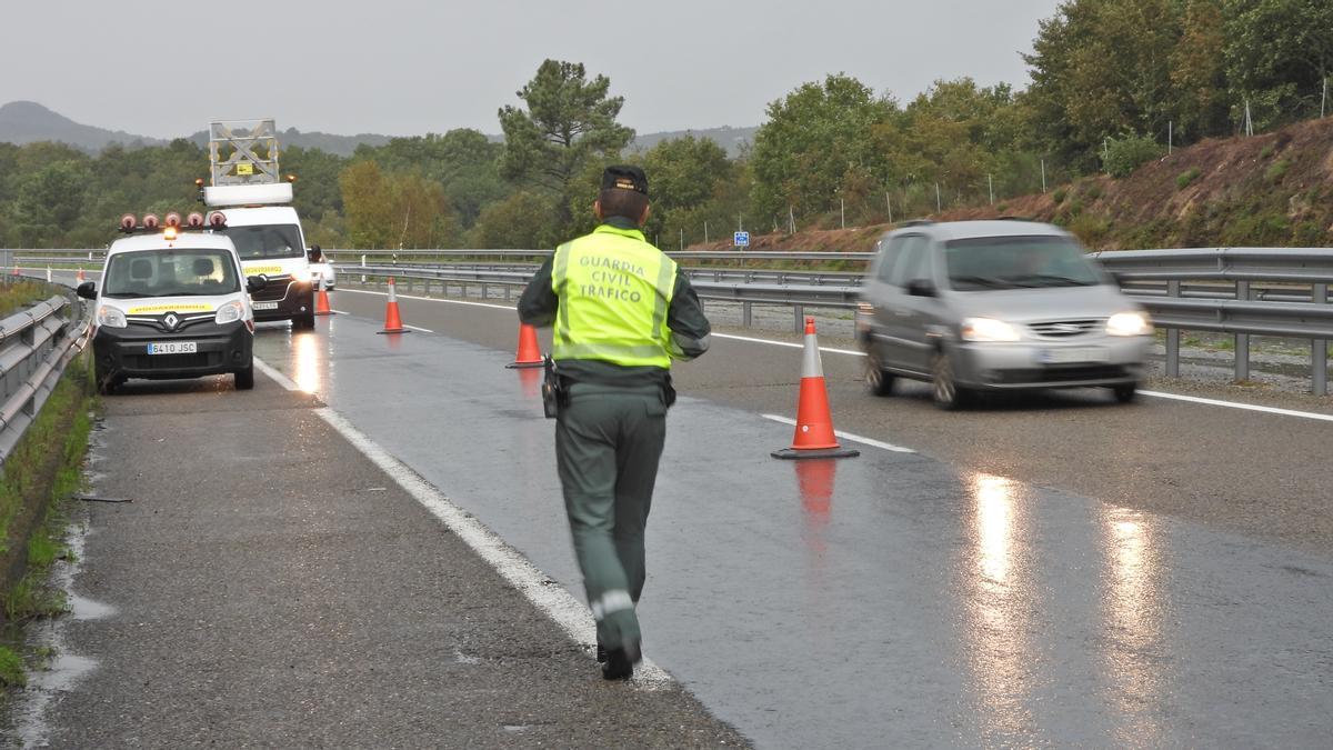 Un control de la Guardia Civil en la A-52.