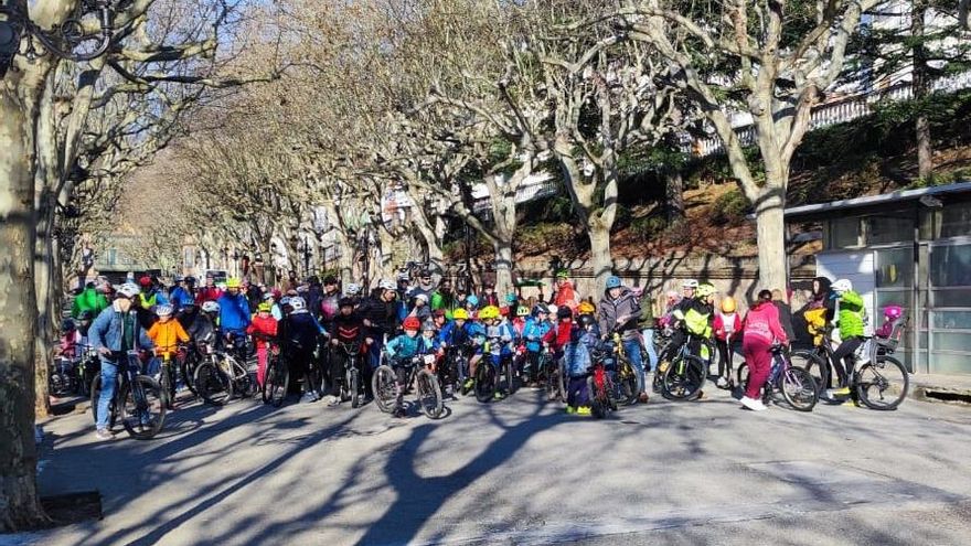 El bicibús comença a pedalar a Berga per promoure els desplaçaments amb bicicleta a l’escola