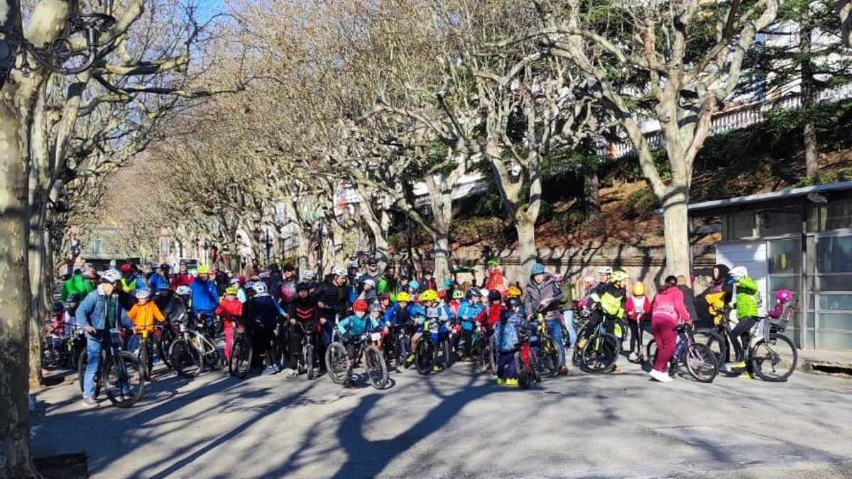 Participants a la primera experiència del bicibús a Berga