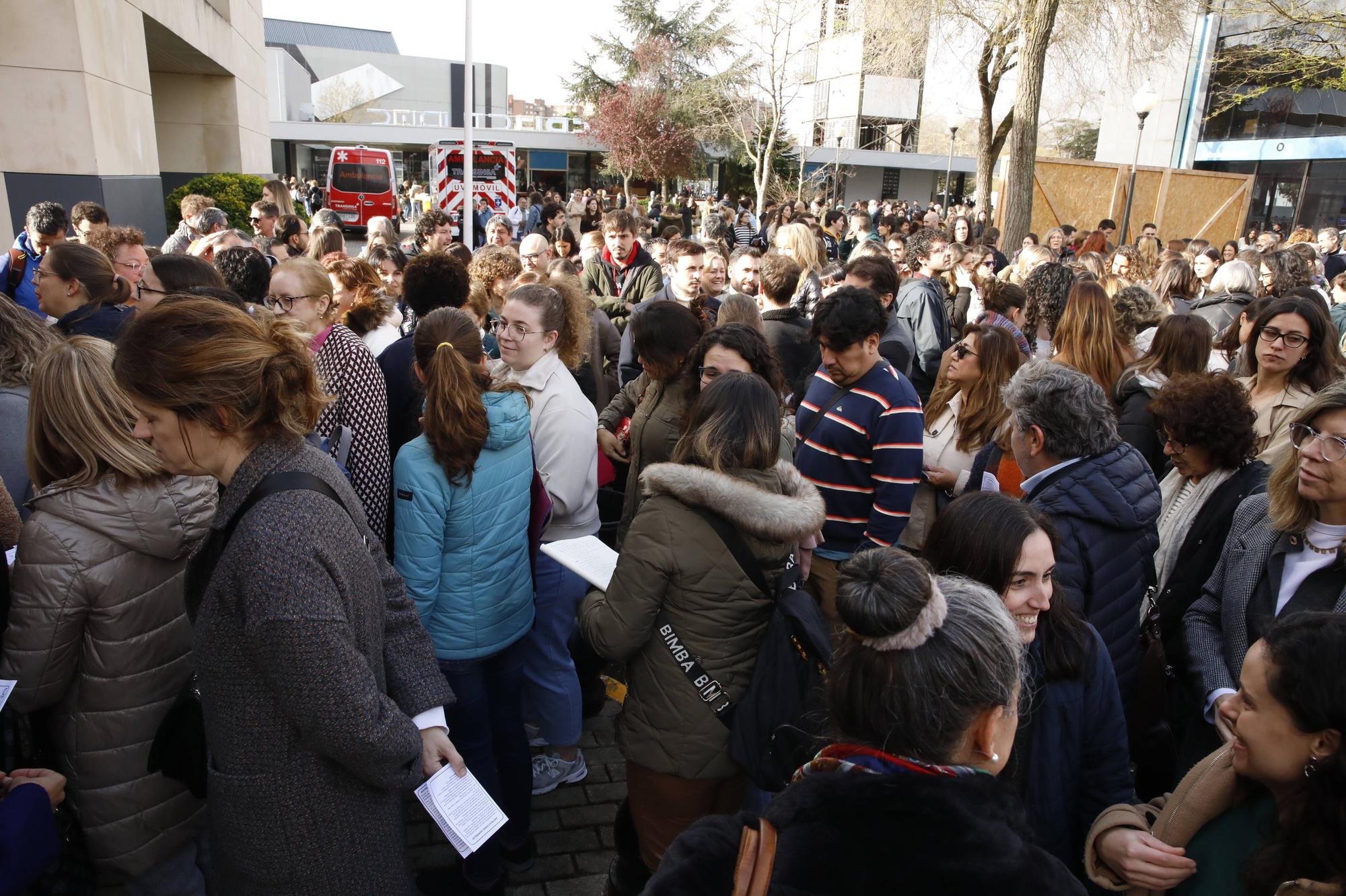 Miles de personas participan en la macrooposición de la sanidad pública asturiana.