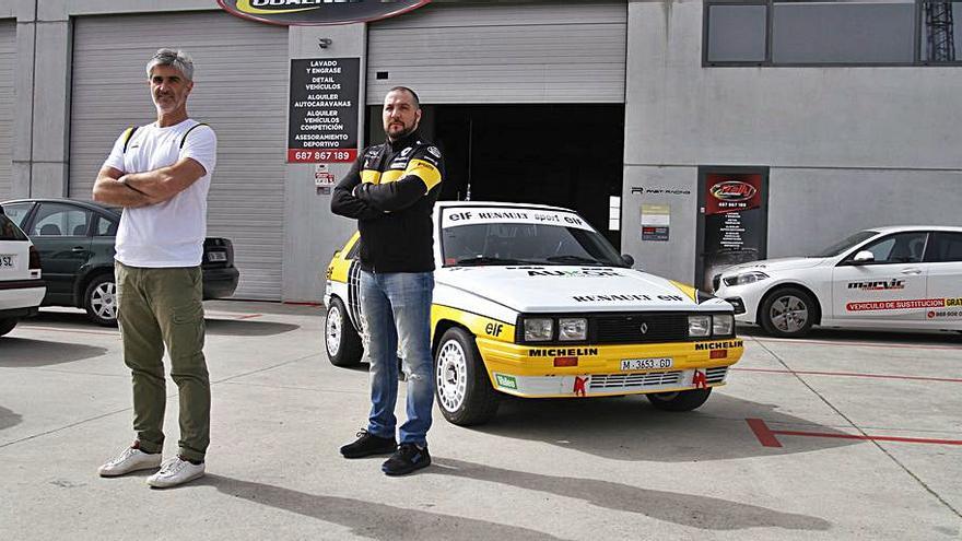 Carlos Sampayo y Álex Cid con el Renault 11 Turbo renovado |  // I.O.