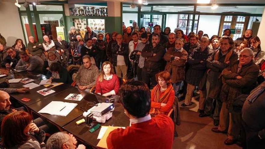 Asistentes a la reunión de ayer en Las Caldas.