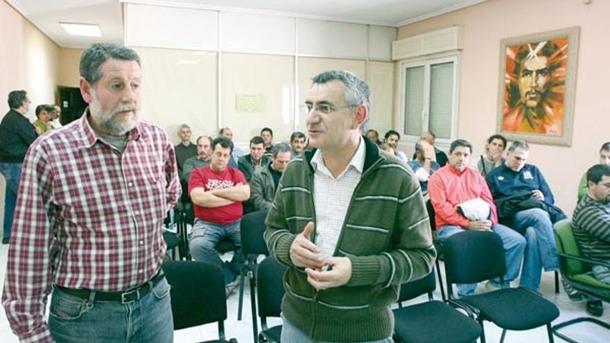 Los trabajadores de las dos empresas, en la asamblea que celebraron ayer con los representantes de los sindicatos CIG y UGT, que les comunicaron las gestiones con el responsable de Egano.