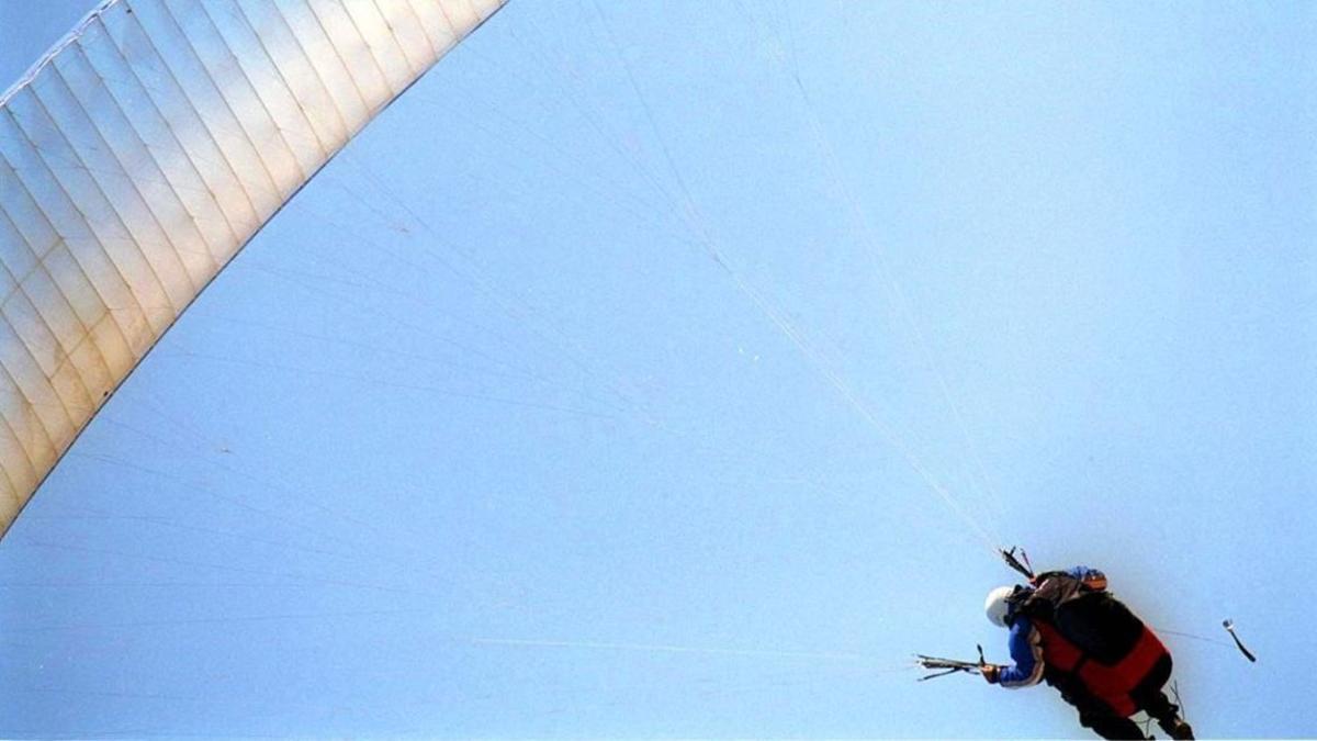 Un parapentista en pleno vuelo.