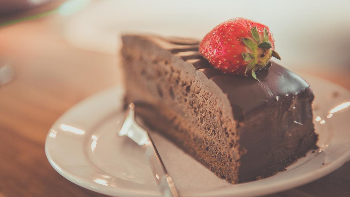 La receta de bizcocho de chocolate que buscabas en 3 minutos, sin azúcar, sin harina, sin horno, sin moldes y muy rico.