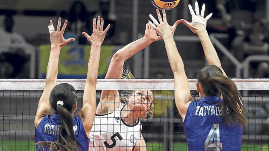 La jugadora argentina Lucía Fresco intenta anotar davant de Rússia