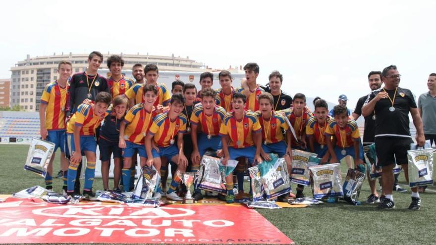 El Valencia celebra el título de la pasada edición.