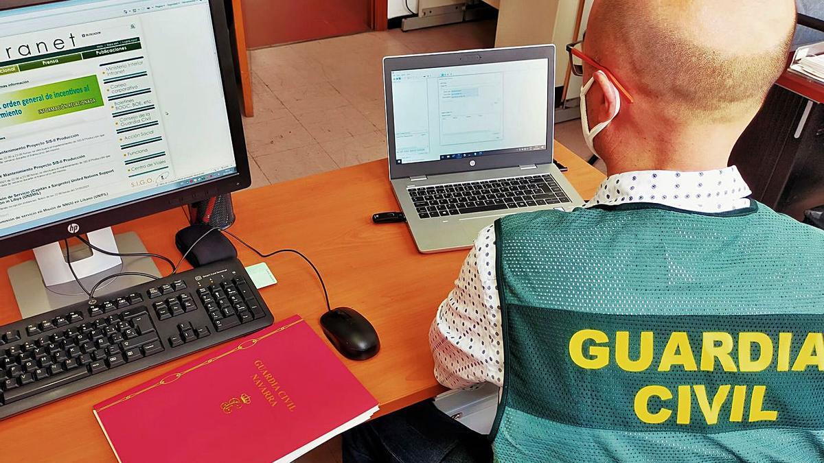 Un agente de la Guardia Civil, durante la investigación de la estafa.