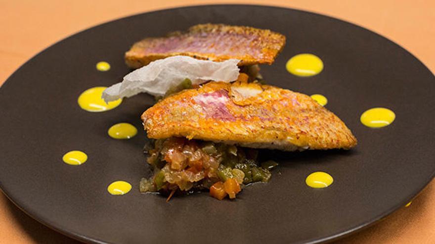 Salmonetes con verduras al Fondillón y alioli de azafrán