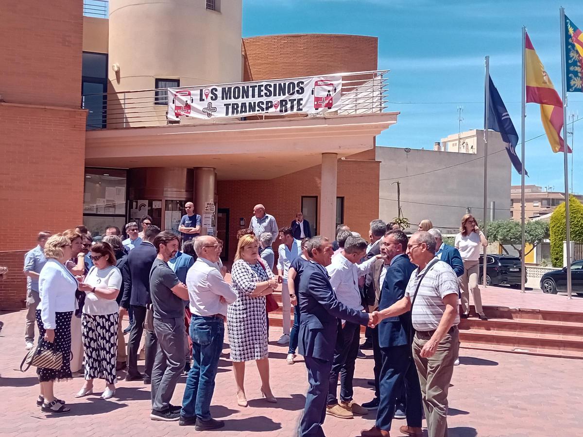 La Generalitat presenta en Los Montesinos una nueva ruta de autobuses en la Vega Baja
