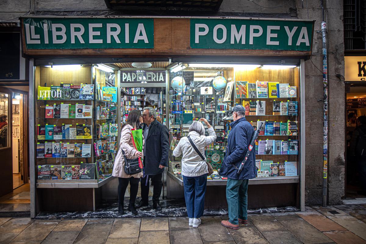 Sant Jordi en la Llibreria Pompeya, vista exterior.