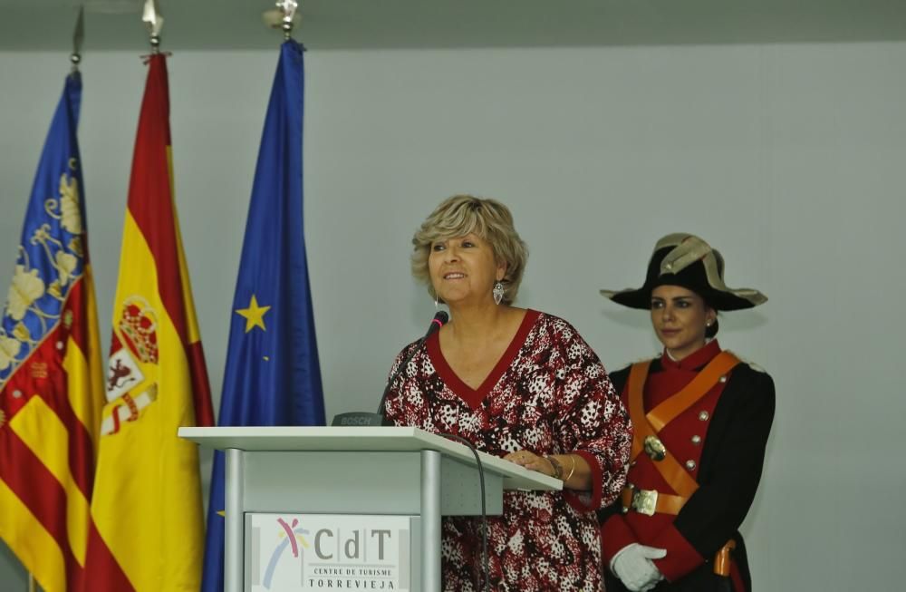 La Sociedad Casino de Torrevieja acoge hasta el lunes una exposición fotográfica de Manuel Lorenzo con motivo del 175 aniversario de la Guardia Civil. La inauguración el martes estuvo precedida por un