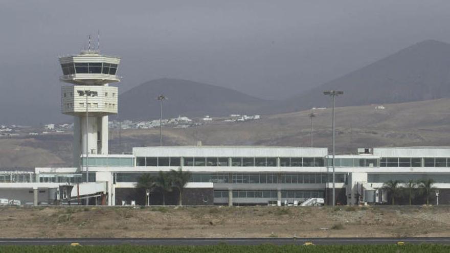 El Senado rechaza que AENA pague el cambio de nombre del aeropuerto
