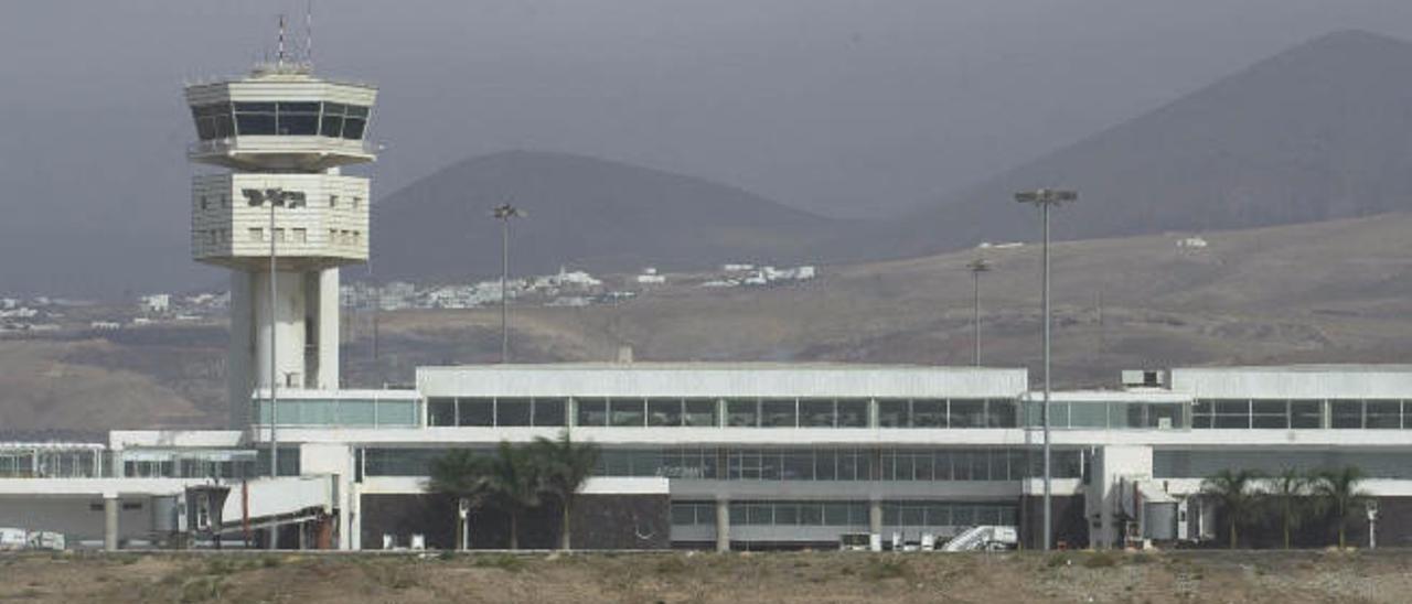 El Senado rechaza que AENA pague el cambio de nombre del aeropuerto